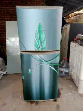 Kulkas 2 pintu  merek Aqua