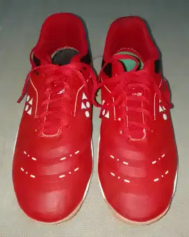 Sepatu badminton yonex