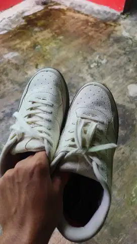 Sepatu suede putih