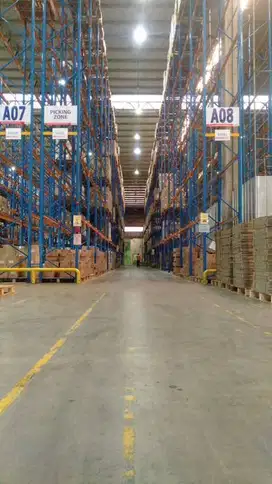 Gudang dengan ceiing yang tinggi dan loading dock di cakung strategis