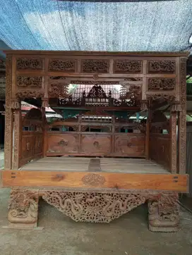 Ranjang ukir Madura