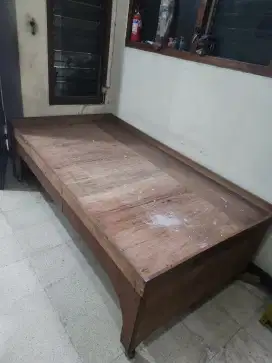 Dipan kayu tempat tidur