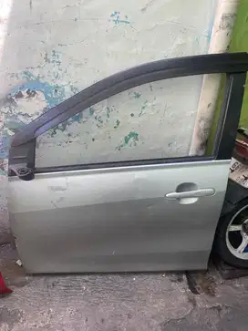pintu depan kiri calya ada kaca dan engsel