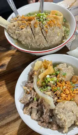Pelayan kedai mi baso