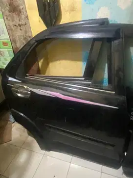pintu tengah kanan rush terios lama ada kaca