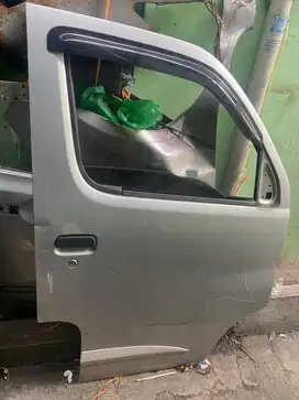 pintu depan kanan grandmax ada kaca dan doortrim