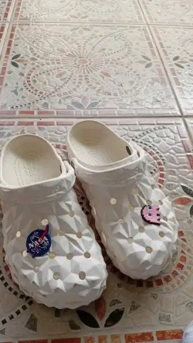 JUAL CROCS CLASSIC GEOMETRIC SECOND 850 nego