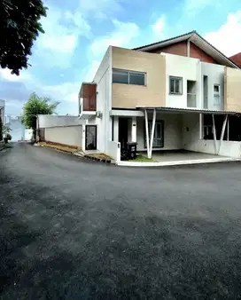 Rumah Hook 2,5 Lantai Semi Furnished di lebak bulus