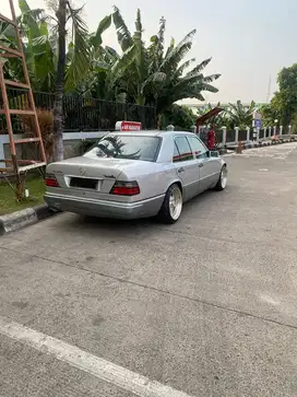 Mercedes-Benz E230 1990 Bensin