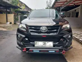 Fortuner 2,4 TRD Sportivo 2020 AT Hitam