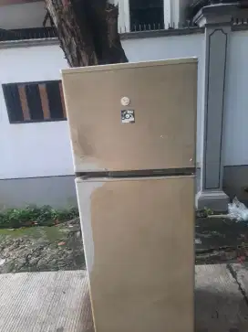 Kulkas 2 pintu merek hitachi