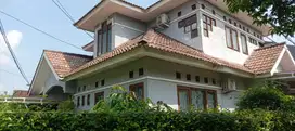 Disewakan rumah besar asri hoek di Kemang Pratama Bekasi