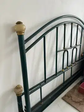 Tempat tidur  besi