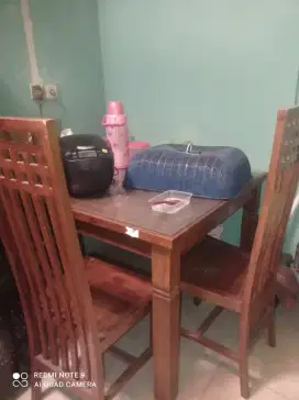 Meja makan kayu