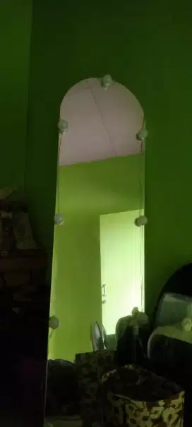 KACA HIAS BERLAMPU BESAR