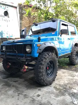 Jeep biru offroad