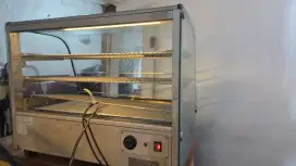 Etalase mewah untuk kue dan ayam goreng