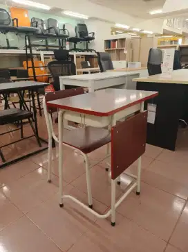 Meja belajar sekolah