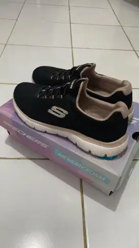 Sepatu Skechers Women Slip on