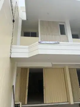 Dijual Ruko Baru  Lokasi Depan,Ramai di Harapan Indah Bekasi