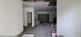 DIJUAL RUMAH 2 LANTAI SDG RENOVASI & KAMAR TIDUR 4 DI CLUSTER TENGAH!