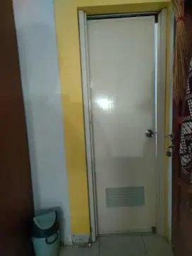 Pintu PVC putih