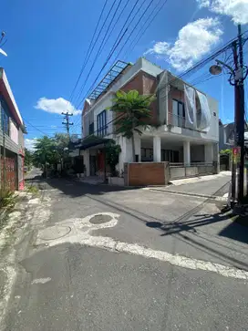 Dijual Rumah Mewah 3 Lantai Semi Furnish di Jakal Yogyakarta