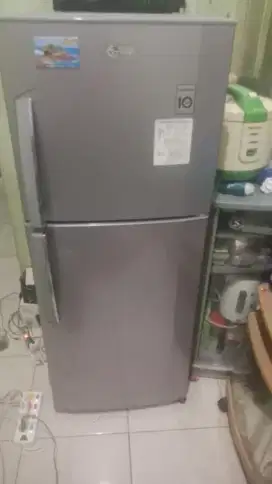 Kulkas 2 pintu warna silver ke abu abuan