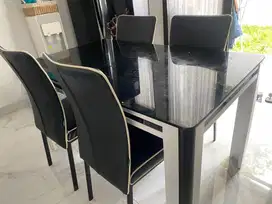 meja makan merk informa warna hitam