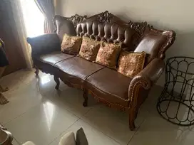 Satu set kursi dan meja kayu