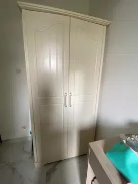 satu set lemari, meja rias. meja belajar