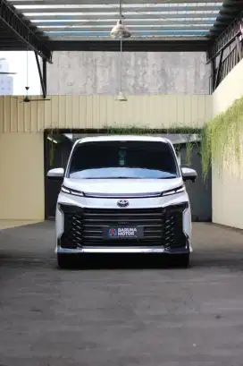 Toyota VOXY 2.0 AT TSS 2023 Putih (Istimewa)