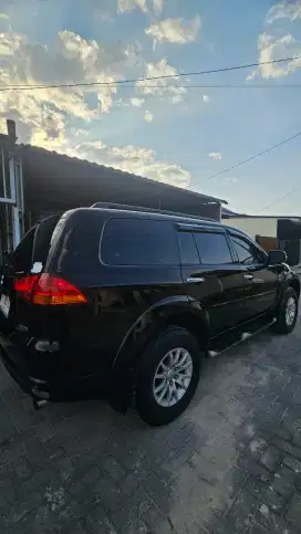 Mobil Pajero Sport 2012