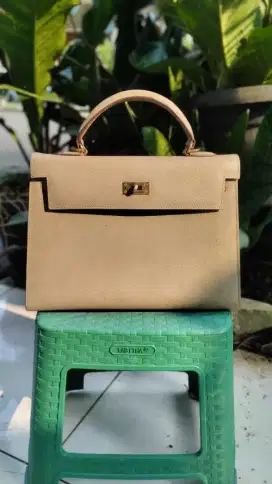 Preloved Tas Tangan Kulit Asli Model Kelly Bag Warna Beige Mewah