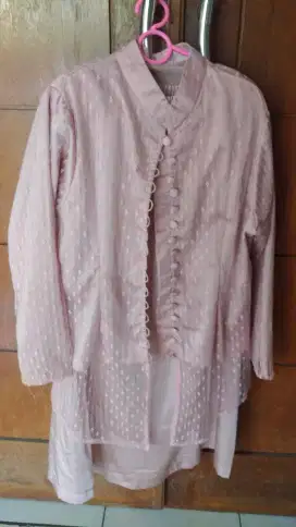 Kebaya warna pink, rok n blus