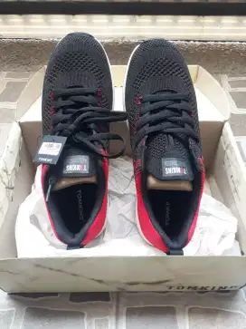 Sepatu Olga Running merk Tomkins