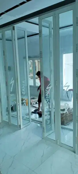 Pintu lipat sekat partisi kaca