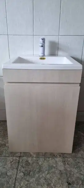 Wastafel ada lemari bawah dan lemari rak