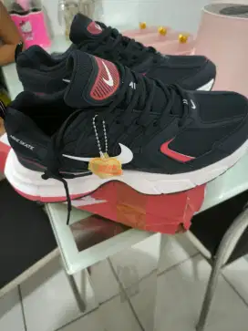 Sepatu ukuran 43