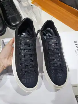 Sneakers Given Full Motif