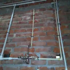 Masalah Rumah/Kantor; instalasi listrik, air, pembuangan, bau WC, dll