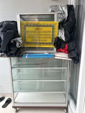 Etalase besar dan kecil bekas