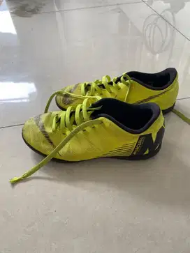 Sepatu futsal Nike Mercurial