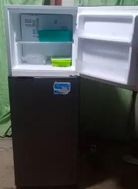 Kulkas 2 Pintu  TOSHIBA.Mesin original pabrik belum pernah rusak.