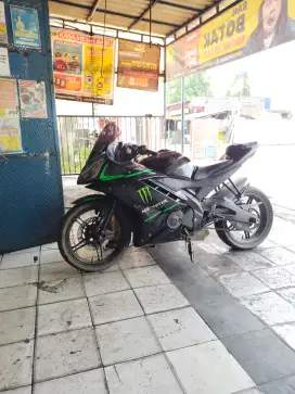YAMAHA R15 V2 MONSTER