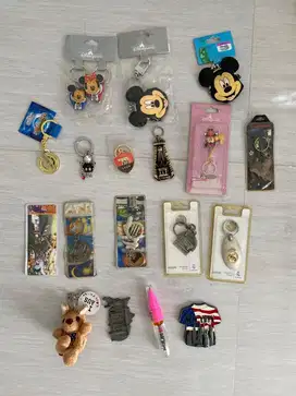 Djual ber macam macam gantungan kunci dari berbagi negara