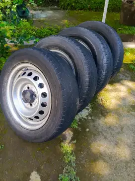 Velg kaleng Dan ban bekas