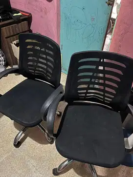 kursi kantor masi berfungsi dengan baik