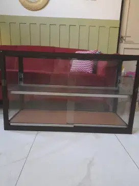 Etalase kaca pintu geser