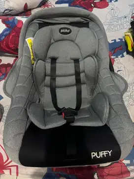 Carset tempat duduk anak bayi di mobil